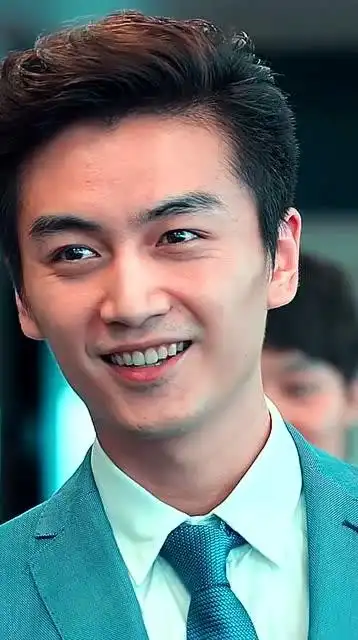 一个阳光帅气,笑起来很迷人的男生,陈晓,有喜欢他的吗?