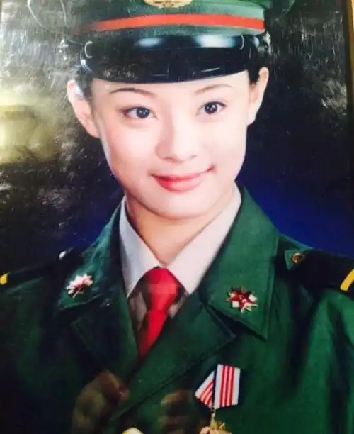 孙俪在出道前是一名军人,孙俪还在微博上晒出自己穿军装的照片,邓超还