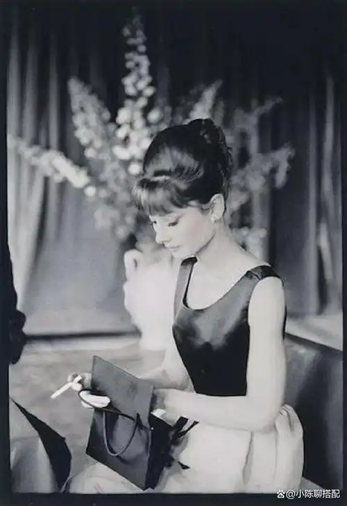 有一种优雅,叫奥黛丽·赫本的"小黑裙"