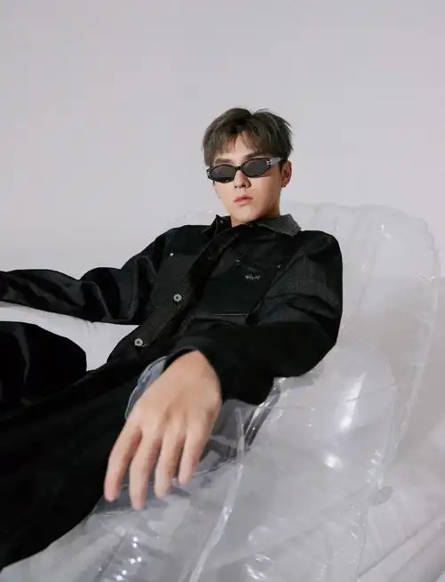 > 吴亦凡牛仔外套帅气少女感写真图片(7/9)