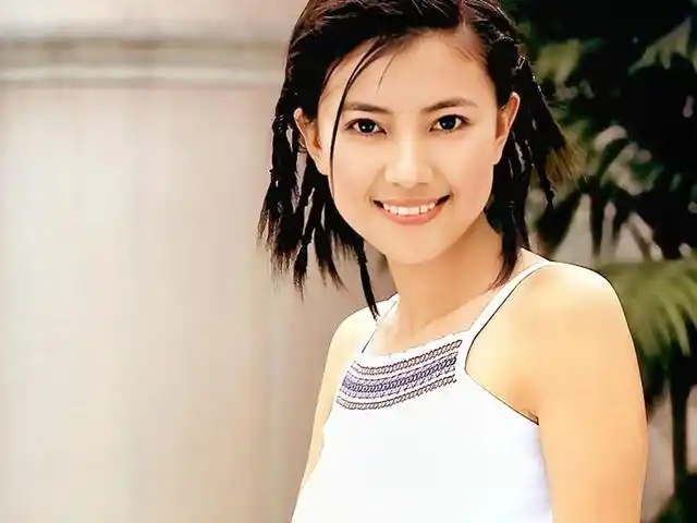 高圆圆旧照曝光,青春靓丽满脸的胶原蛋白