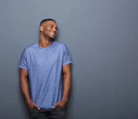 健康美国黑人微笑头像灰色背景