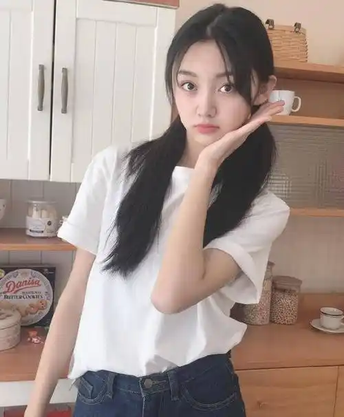 曲芷含平时生活当中的穿搭也是比较清新的,她的这身穿搭看起来就很有