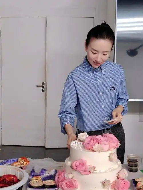 董洁迎来43岁生日,晒出居家生活照,少女感十足!_网友_潘粤明_模样