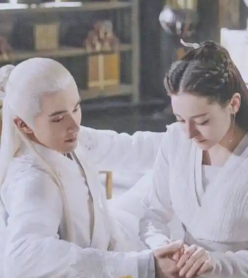 迪丽热巴挑衅粉丝,粉丝亮相逼发volg,卑微小迪上线发