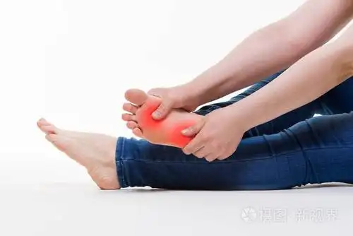 女人腿上的疼痛, 女性脚在白色背景上的按摩