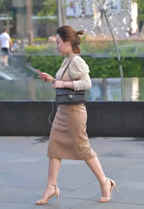 原创米色时尚上衣搭配咖色一步裙知性干练端庄优雅