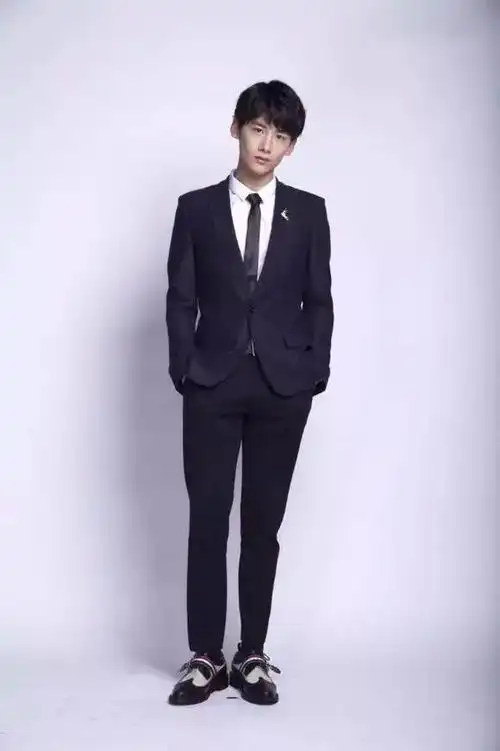 体重:68kg身高:183白敬亭(1993)体重:60kg身高:181李易峰(1987)体重