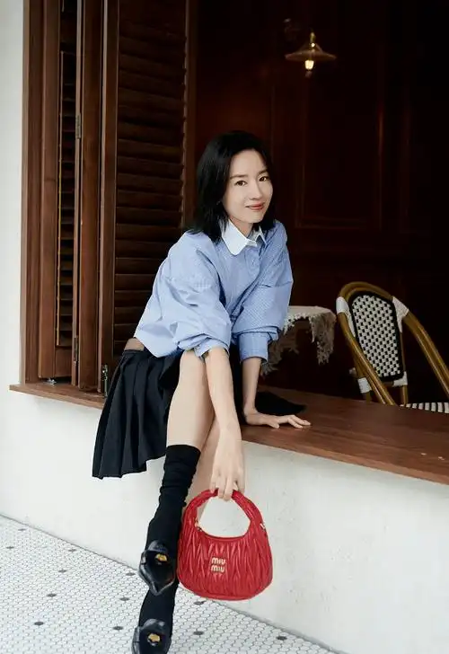 原创42岁董洁罕见扮嫩却翻车穿露脐装拎2万的包包笑起来难掩苦相