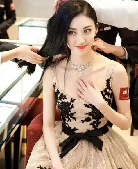 景甜太敢穿黑色礼服坐下全靠捂网友直呼果然是张继科惯的