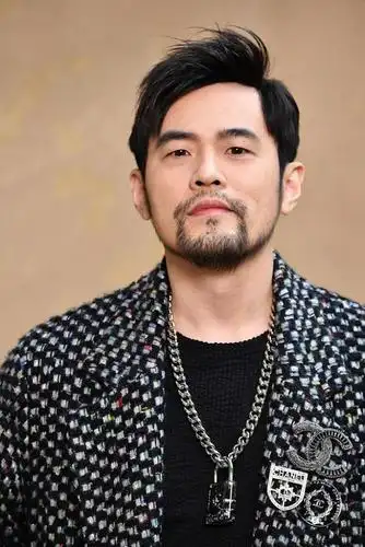 周杰伦刮胡子了,问网友们满意吗?