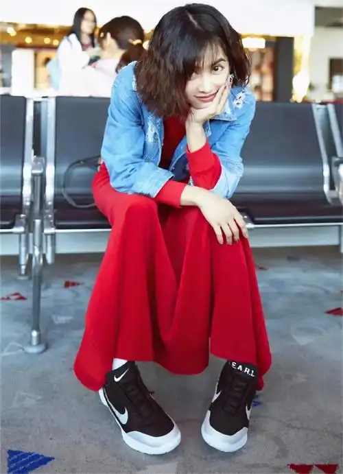 红裙配牛仔优雅迷人 如少女般美丽|红裙|红色|蔡依林_新浪新闻