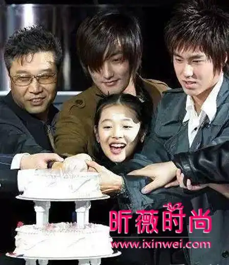 不过韩国还是有很多纯天然零整容的美女,那么韩国   高雅拉   照片中