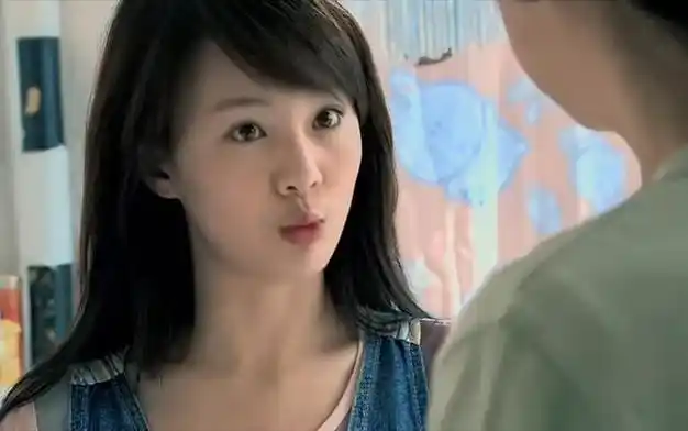 郑爽近照曝出疑整容嘴巴歪了头发变紫了发文回应不欠任何人