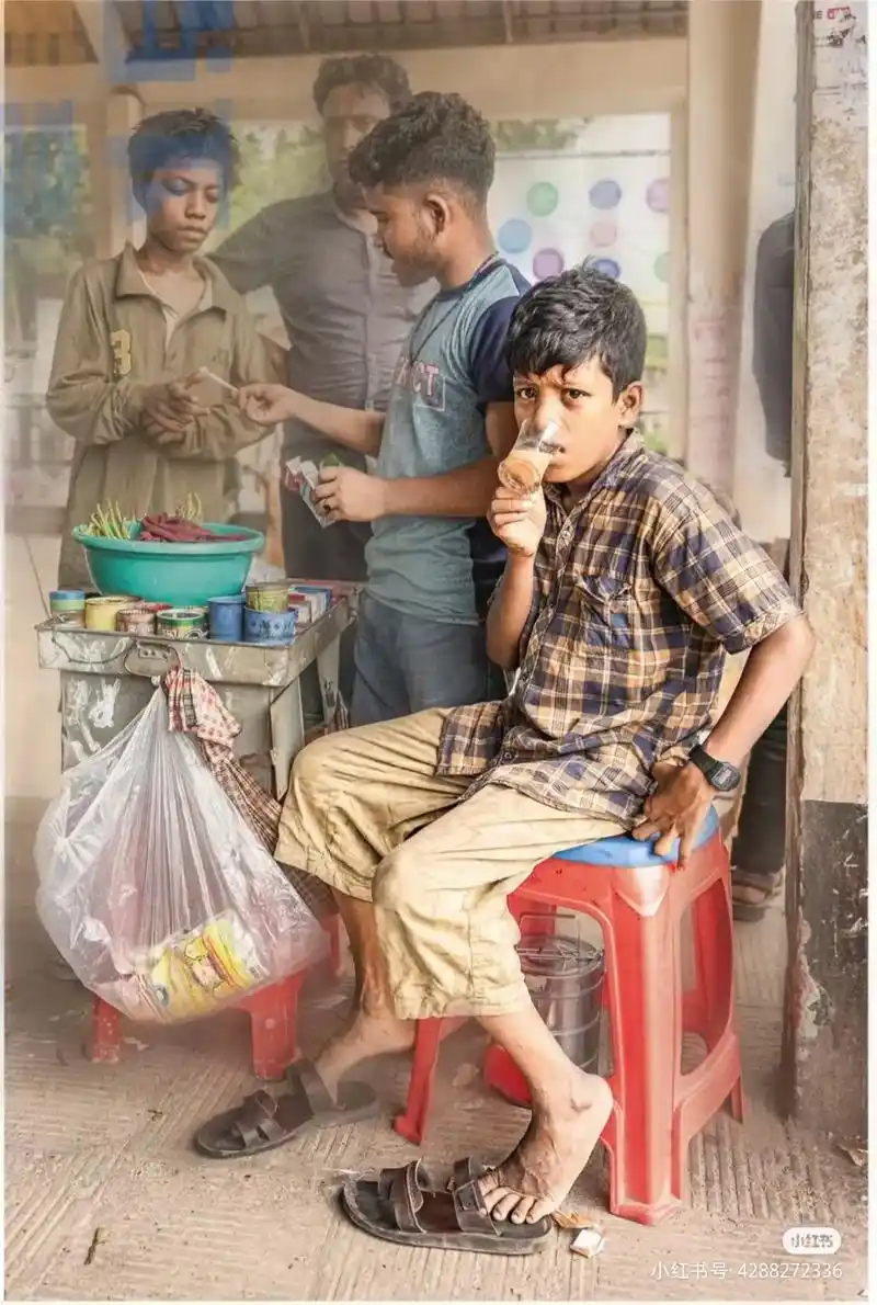 速写场景照片步骤图.1.起型一定要大体的找一下,每个人物都要 - 抖音