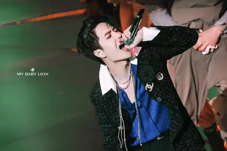 210717 乐华十二周年演唱会 @uniq-王一博 cr:logo