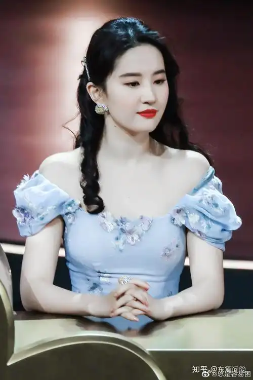 如何评价刘亦菲2020微博之夜的造型和搭配