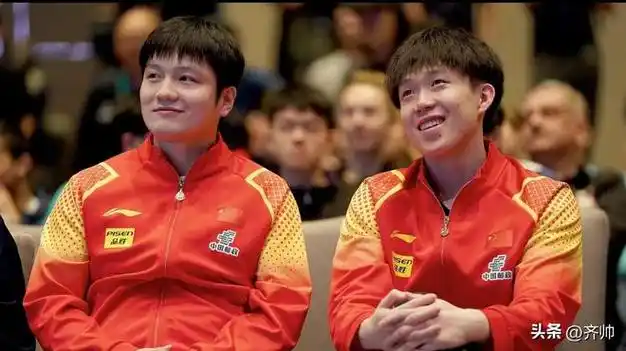 笑容灿烂 说话幽默!女记者被他逗笑了