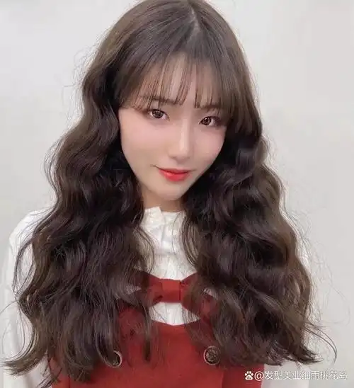 烫发既显时尚,又显得头发蓬松看起来更有发量,头发多就显年轻,可以不