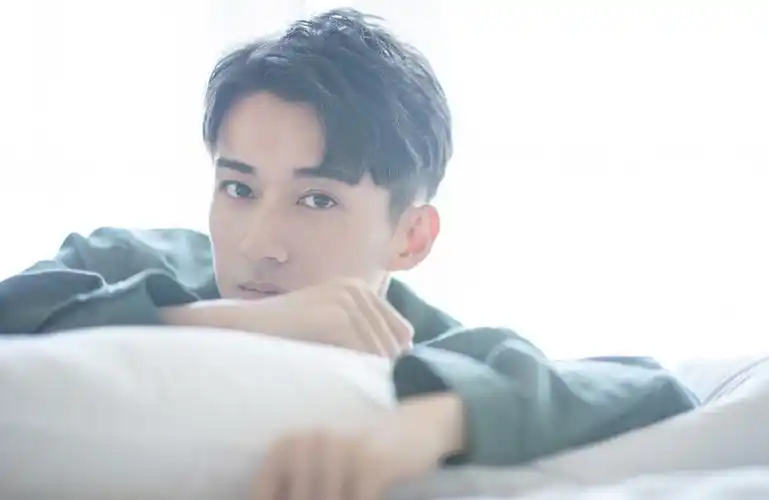 刘学义慵懒帅气居家写真图片68