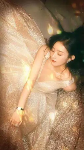 赵丽颖金色星光渐变裙,大秀星星锁骨,宛若仙子