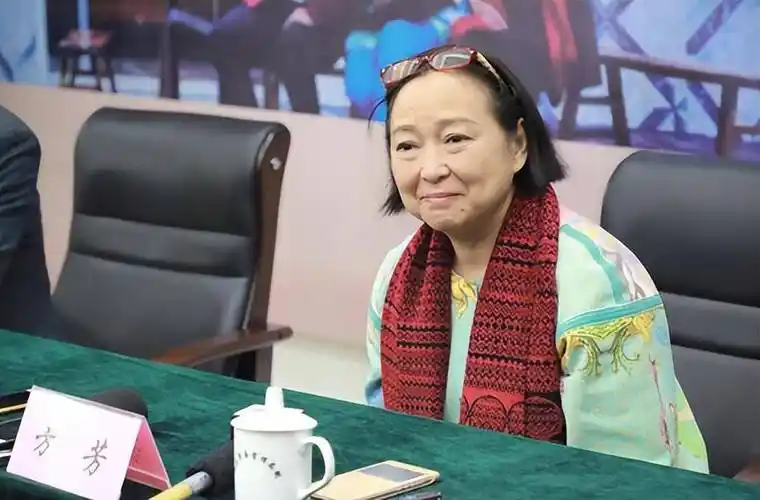 著名女演员方芳:能说会道,演技出众,赞内地高铁_情感_观众_表演
