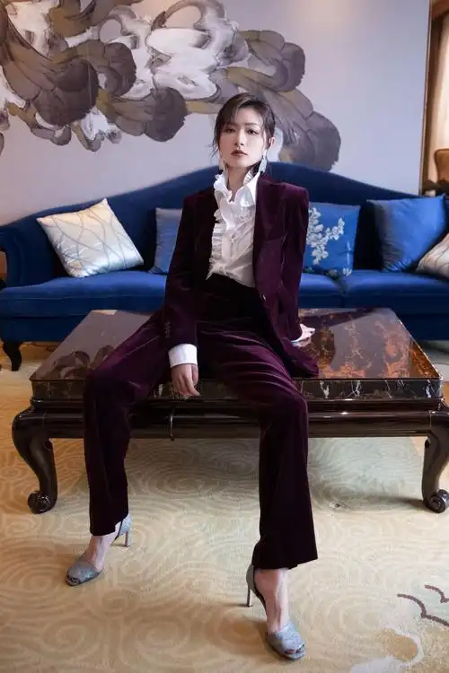 万茜真的越来越女人味,亮钻背心配羽毛裙,金色包包华丽闪耀