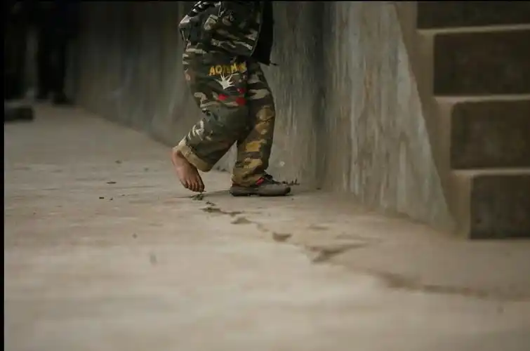 冬天里依然光着脚丫去上学的孩子们