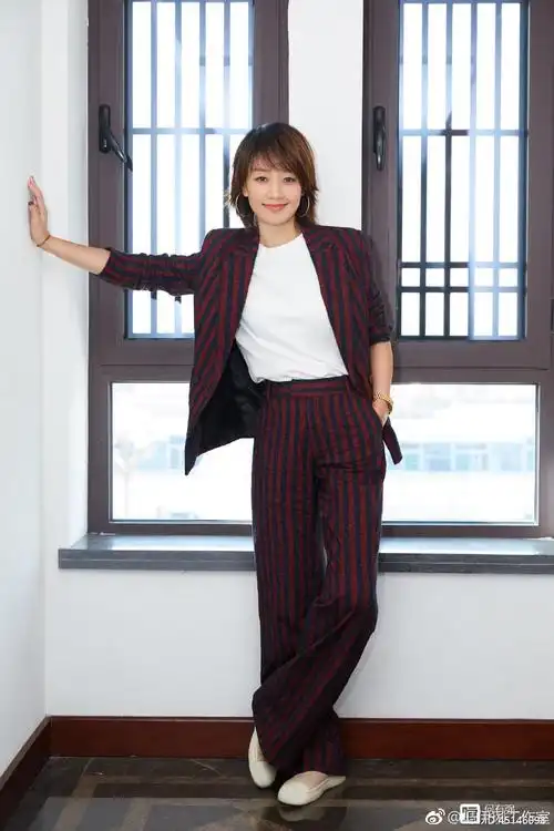 马伊琍把超短发留长一点点,意外的减龄又时尚,搭配休闲装,真美