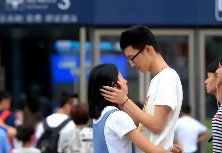 既可以做萌妹子,也可以变成御姐,最重要的是,15厘米的身高差是我们常