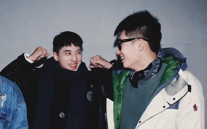 活动作品瑜洲洲瑜洲洲和鲸鱼同台时说自己的名字