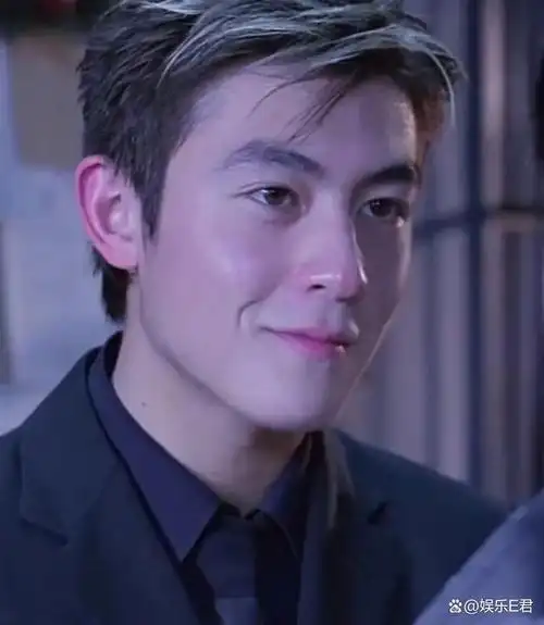 43岁陈冠希颜值回春,游威尼斯与粉丝亲密合照,零修图充满少年感