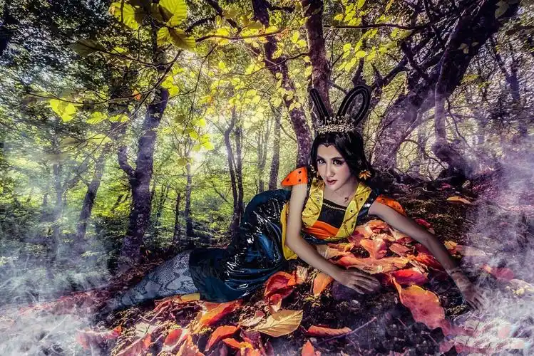 过气网红cos"蛇精"照曝光,侧脸像极了谢娜,兄弟假睫毛掉了