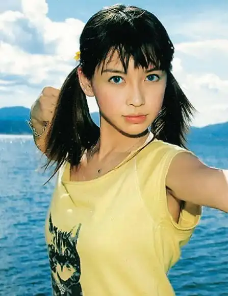 据香港媒体消息,angelababy(杨颖)14岁被经理人kim发掘,当上兼职模特