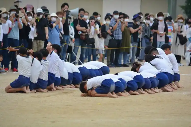 赤脚表演的六年级