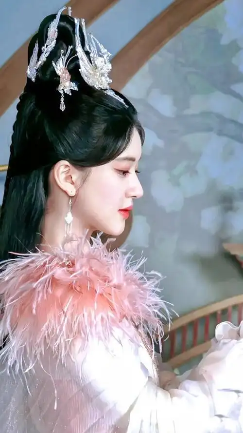 赵露思王安宇牵手路透#你可以永远相信@赵露思的微博露思的古装在