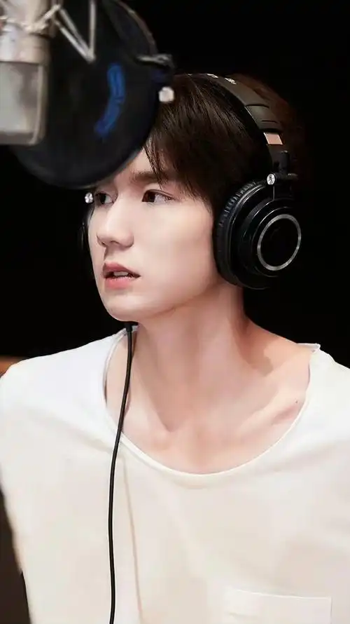 王源白衬衫素颜照