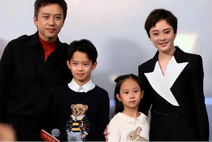 孙俪邓超儿子近照,12岁等等和小伙伴打篮球,和爸爸一样又高又帅_腾讯