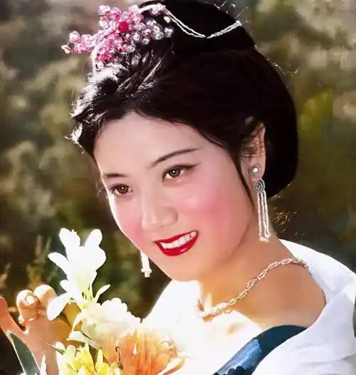 80年代影坛女星古装扮相:龚雪,何赛飞,陈红个个活色生香_女子_老电影