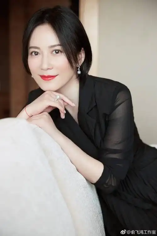 俞飞鸿一袭黑裙优雅自信尽显高级感,红唇露笑御姐范十足