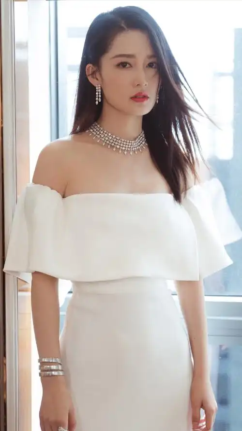 李沁晒收工照祝大家七夕快乐