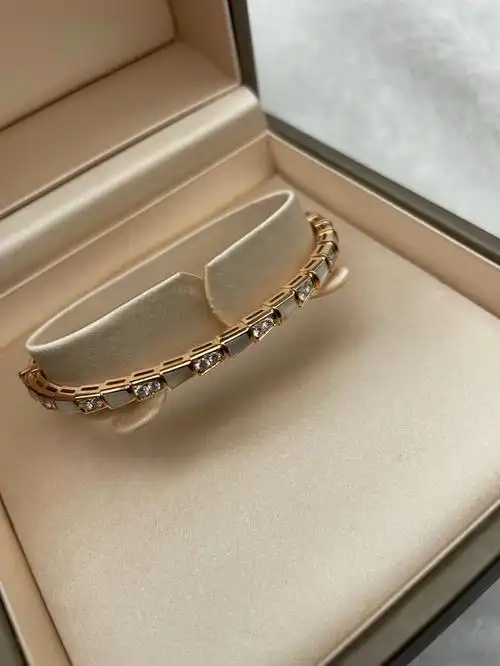 宝格丽钻石贝母手镯