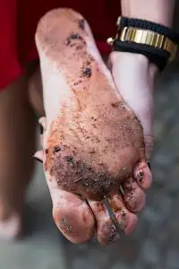 女性的脏脚鞋底图片