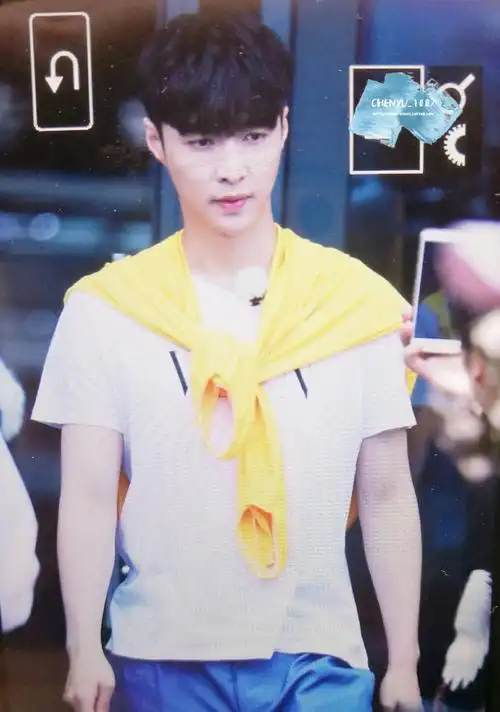 张艺兴 温州 张艺兴 极限挑战温州录制 脚蹬裤披肩太抢镜了