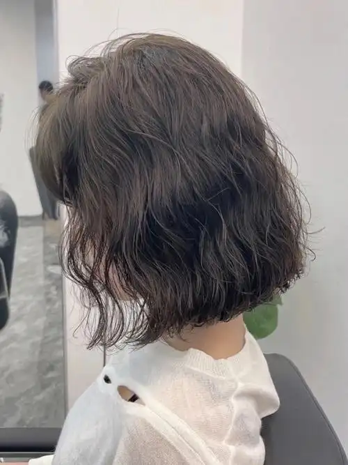 不挑脸型的齐肩法式烫发