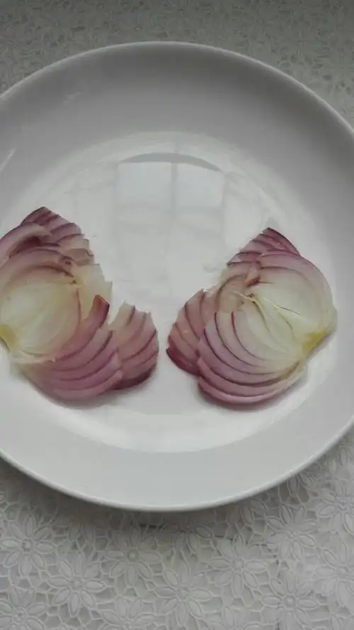 8楼 蒸熟后的洋葱开始摆盘,怎么喜欢怎么摆就行.