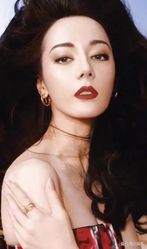 迪丽热巴八月杂志封面出炉!造型前卫被吐槽,网友:得罪了造型师