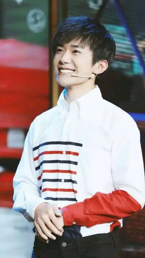 易烊千玺对比图##易烊千玺 米兰时装周