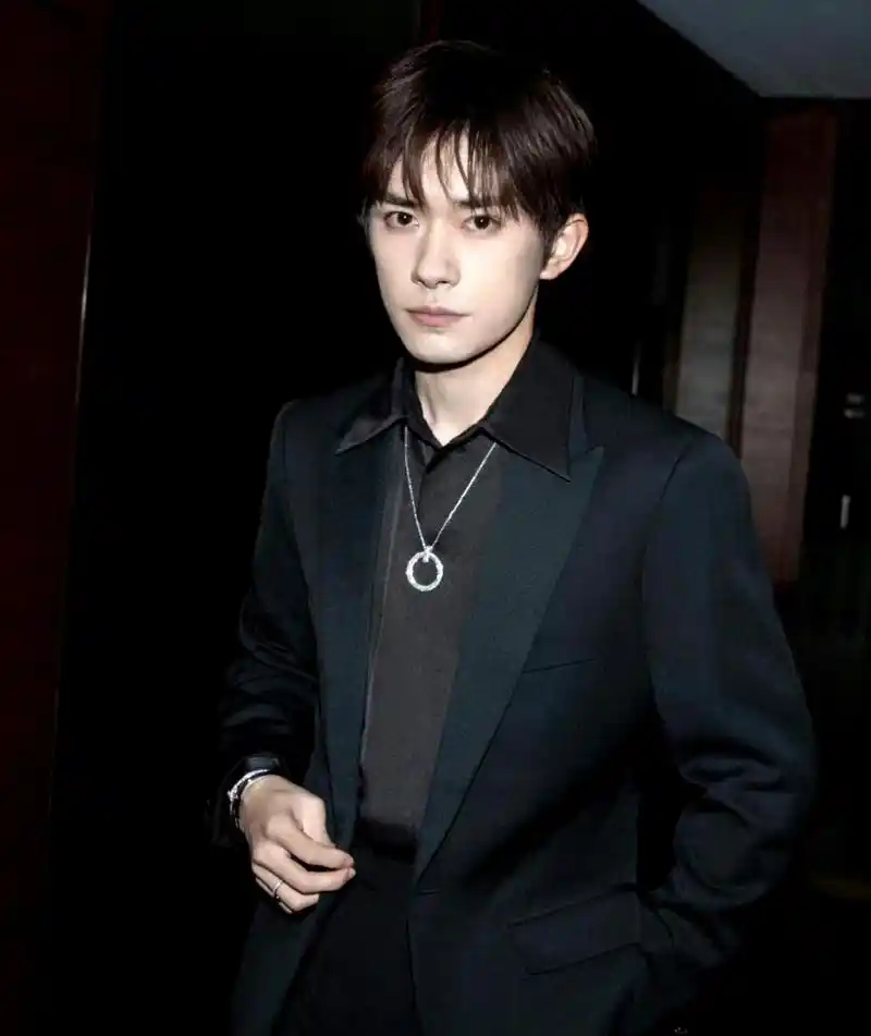 易烊千玺,谷爱凌,angelababy杨颖活动官方图来咯 大家觉得这是生图