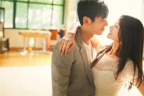 朱亚文与妻子十指紧扣 一路不松手恩爱爆棚(图)